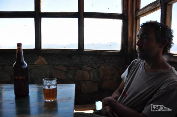 Depois do cume, a merecida cerveja no refúgio do Cerro Piltriquitrón, em El Bolsón, na Argentina